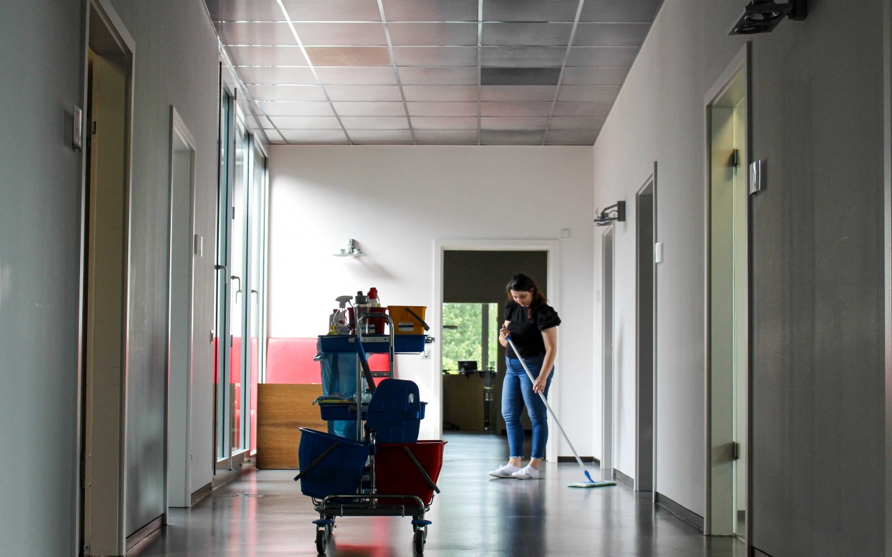  Unterhaltsreinigung, Hausmeisterdienst und Glasreinigung - die Pro Hausmeisterei kümmert sich mit höchster Professionalität um alle Belange, die Eure Gebäude betreffen. 